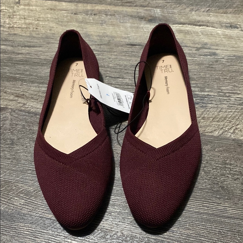 🎉SALE🎉Time and Tru Burgundy Flats with Rounded Toe and Textured Fabric